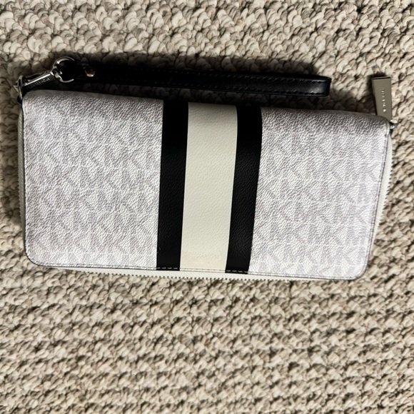 Michael Kors Large Logo Continental Wallet - Picture 2 of 5